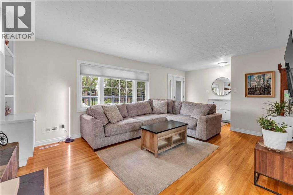 85 Warwick Drive Sw, Calgary, Alberta  T3C 2R5 - Photo 12 - A2254403