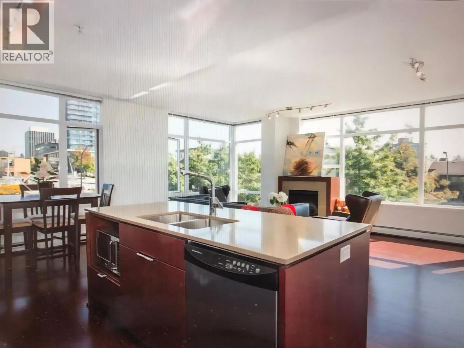 304 158 W 13th Street, North Vancouver, British Columbia  V7M 0A7 - Photo 3 - R3066118