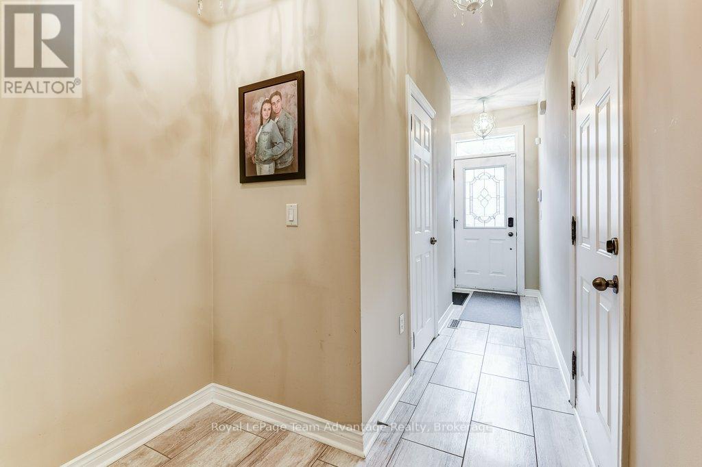 929 Creekfront Way, Newmarket, Ontario  L3Y 8T4 - Photo 4 - N12528992