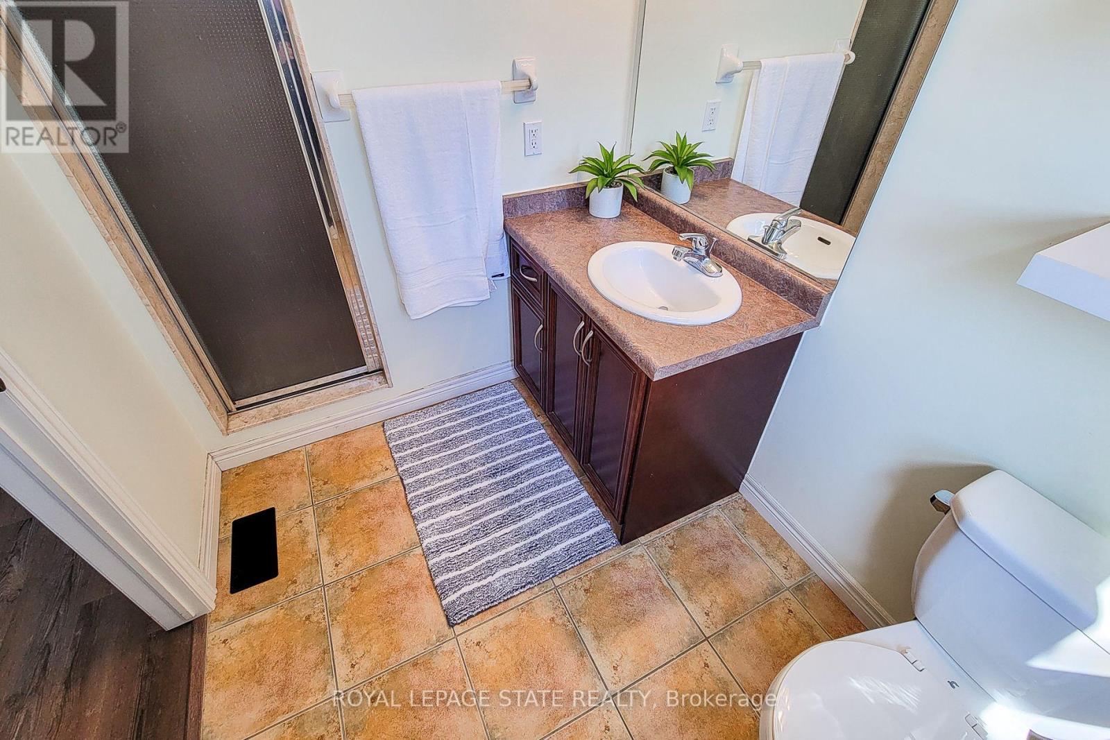 110 Marina Point Crescent, Hamilton, Ontario  L8E 0E4 - Photo 28 - X12528710