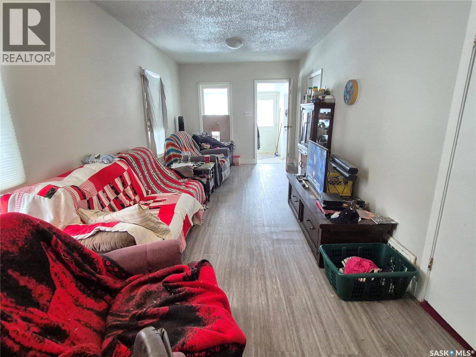 212 7th Street Ne, Weyburn, Saskatchewan  S4H 1C4 - Photo 4 - SK023760