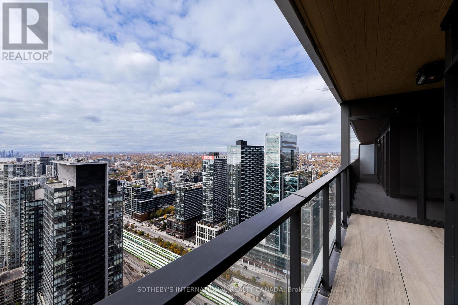 5702 - 3 Concord Cityplace Way, Toronto, Ontario  M5V 0X4 - Photo 3 - C12529376