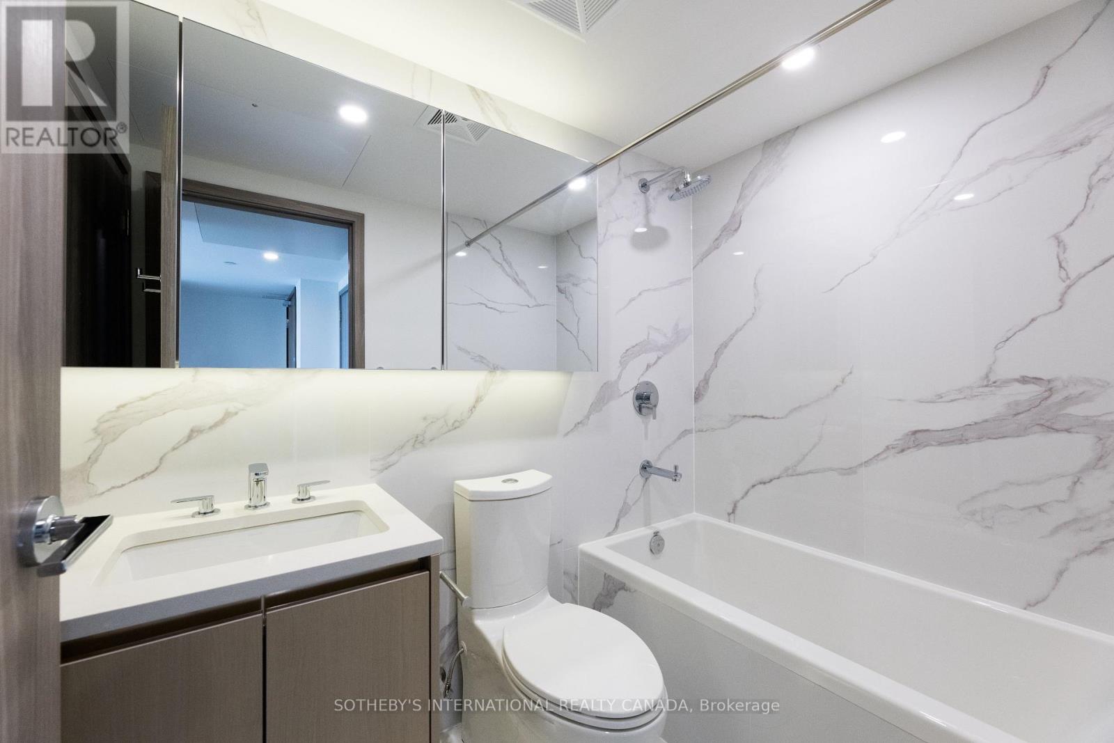 5702 - 3 Concord Cityplace Way, Toronto, Ontario  M5V 0X4 - Photo 4 - C12529376