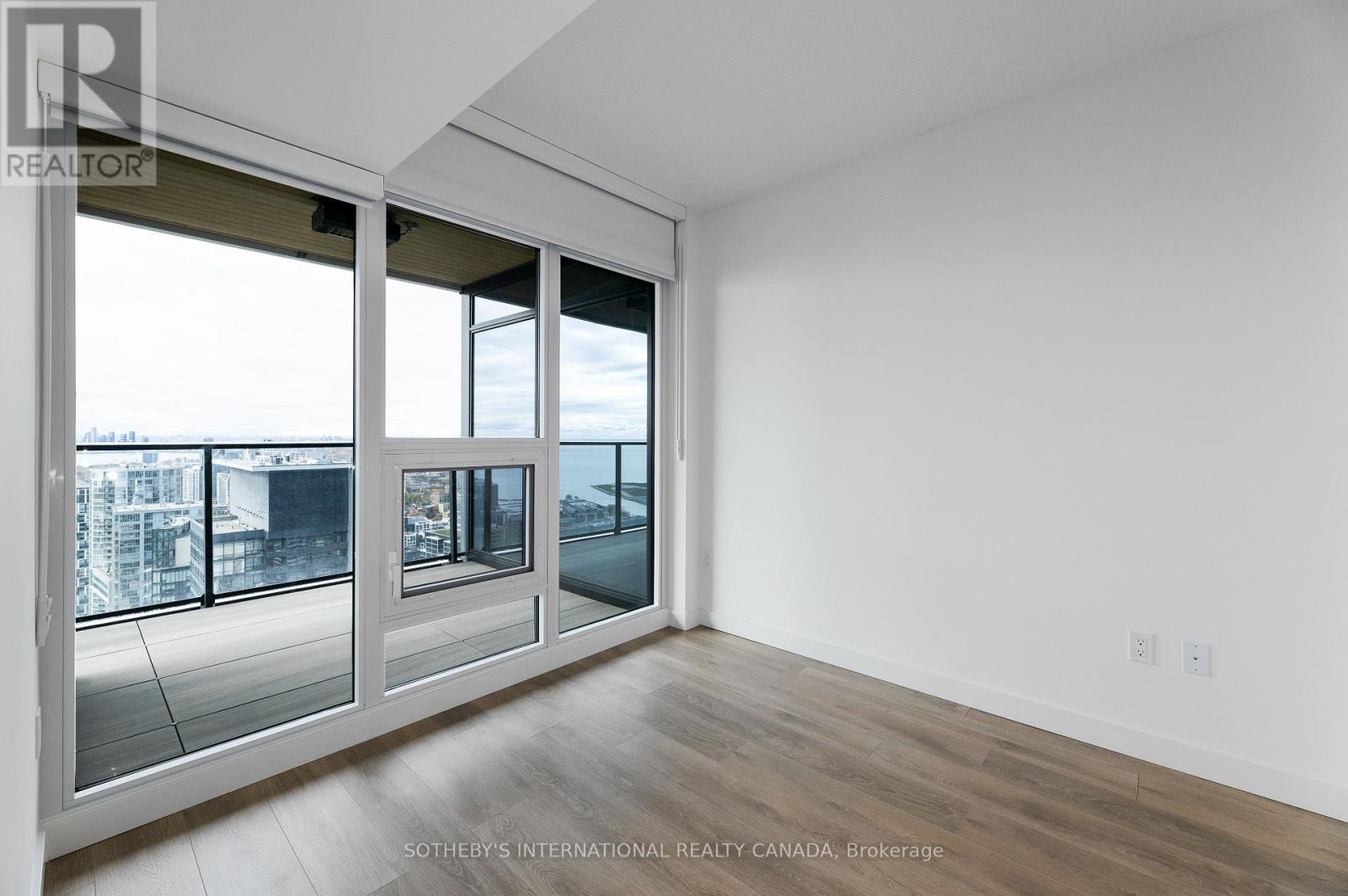 5702 - 3 Concord Cityplace Way, Toronto, Ontario  M5V 0X4 - Photo 6 - C12529376