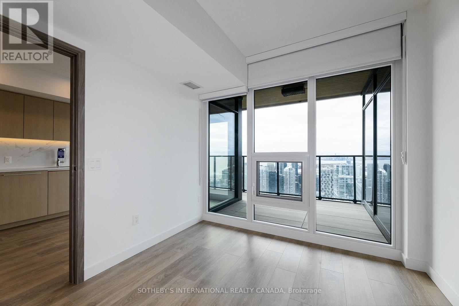 5702 - 3 Concord Cityplace Way, Toronto, Ontario  M5V 0X4 - Photo 7 - C12529376