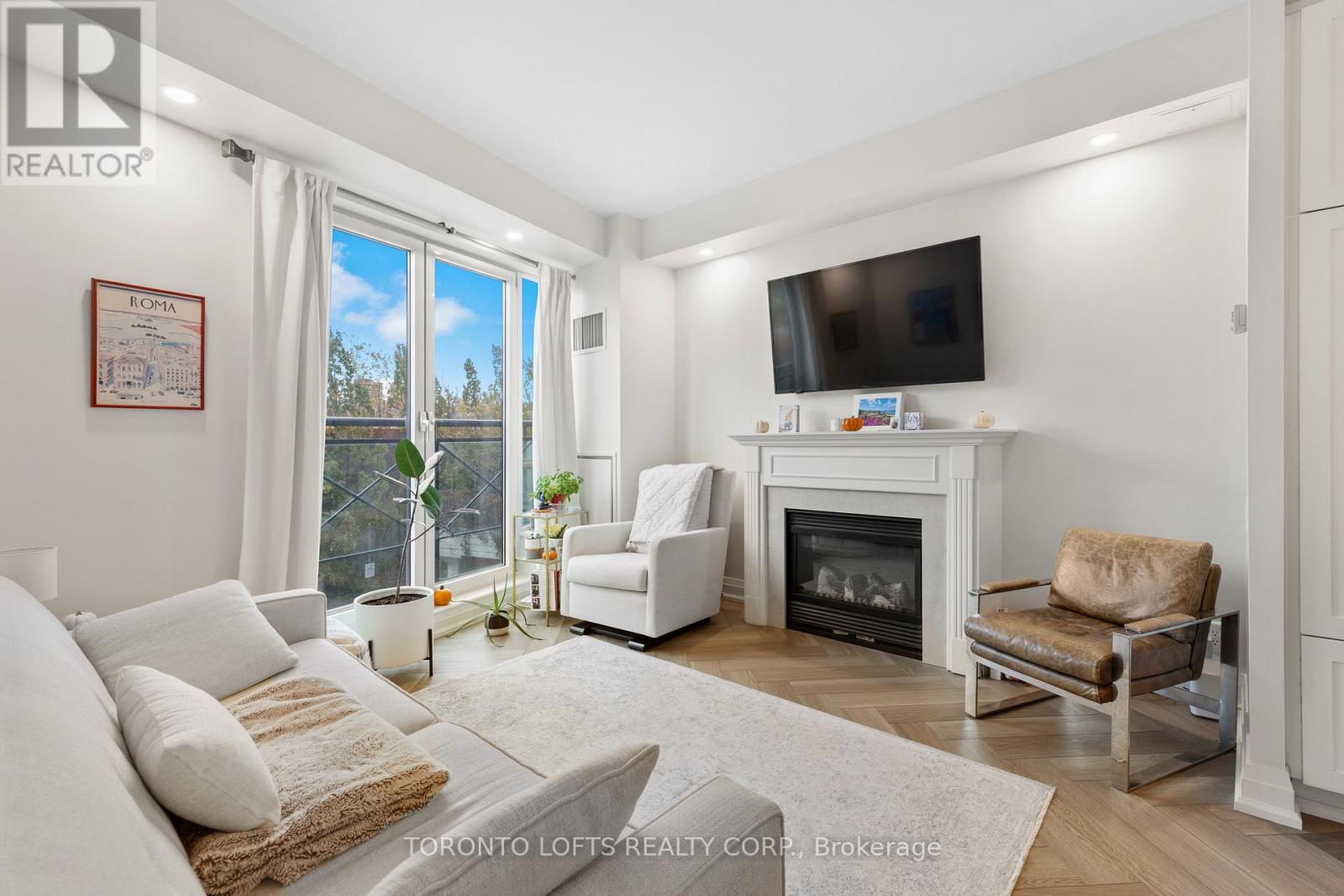 305 - 20 SCRIVENER SQUARE, Toronto, Ontario