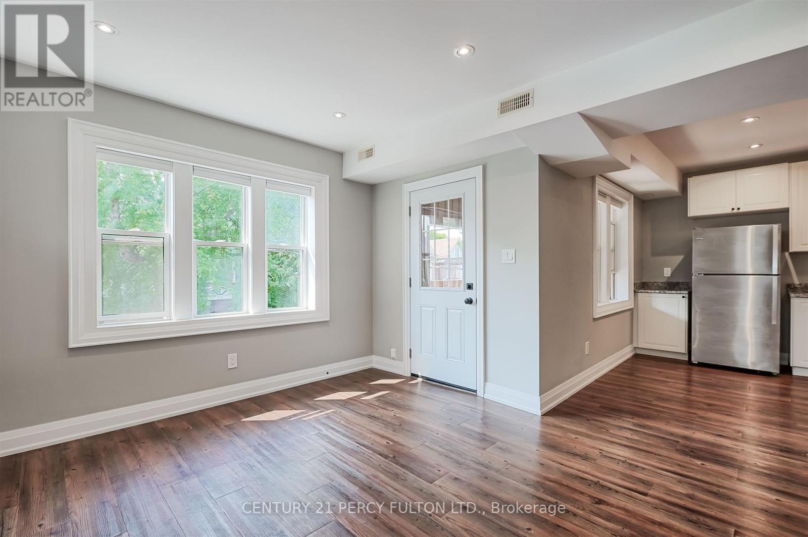 Upper - 4 Westholme Avenue, Toronto, Ontario  M6P 3B8 - Photo 10 - W12529392