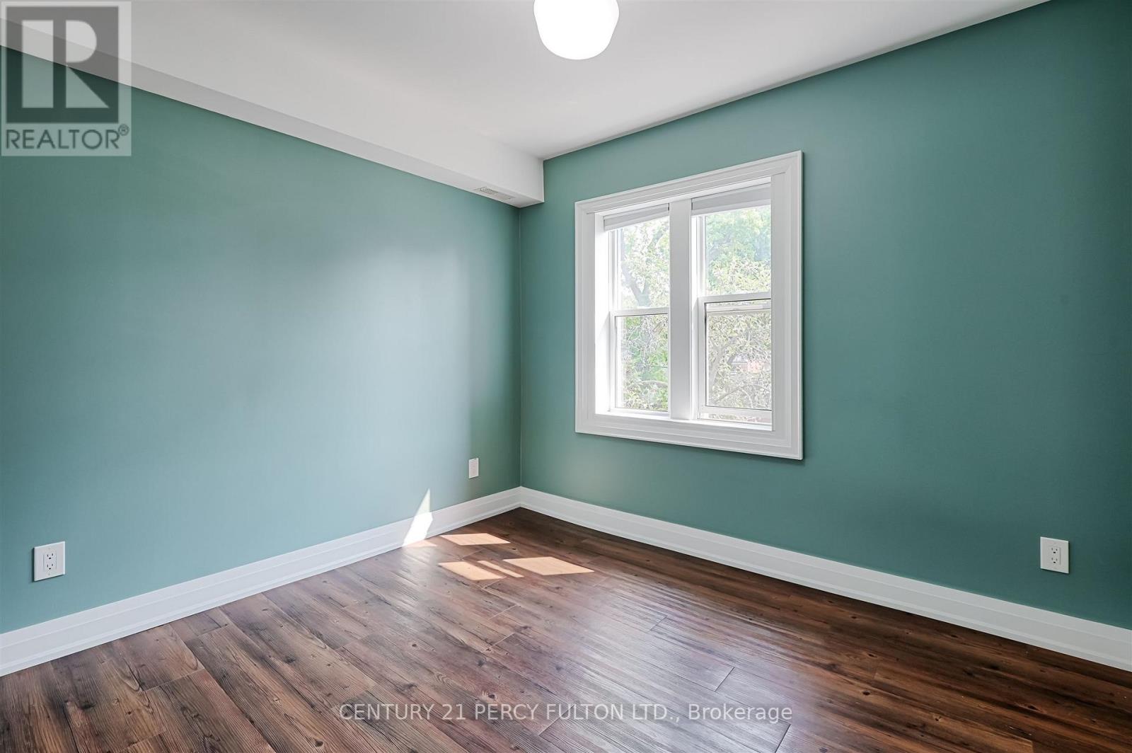 Upper - 4 Westholme Avenue, Toronto, Ontario  M6P 3B8 - Photo 11 - W12529392