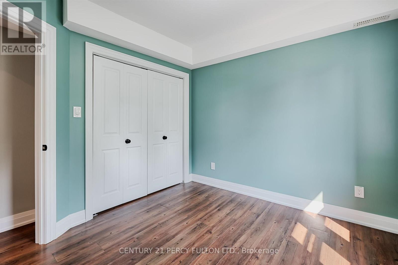 Upper - 4 Westholme Avenue, Toronto, Ontario  M6P 3B8 - Photo 12 - W12529392