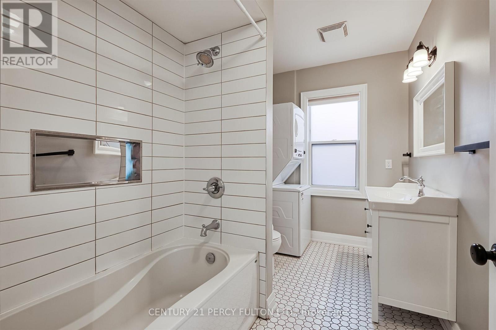 Upper - 4 Westholme Avenue, Toronto, Ontario  M6P 3B8 - Photo 15 - W12529392