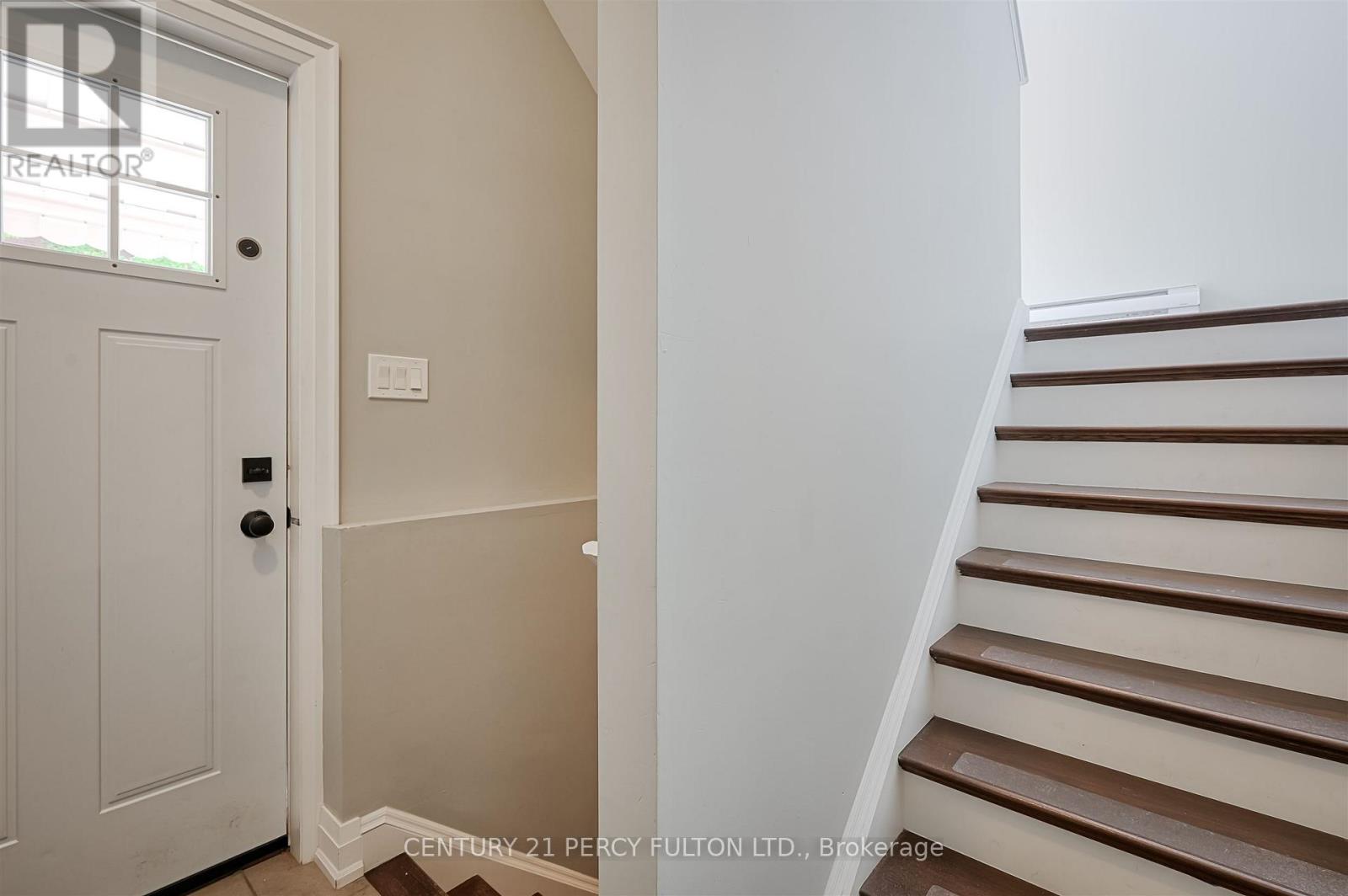 Upper - 4 Westholme Avenue, Toronto, Ontario  M6P 3B8 - Photo 4 - W12529392