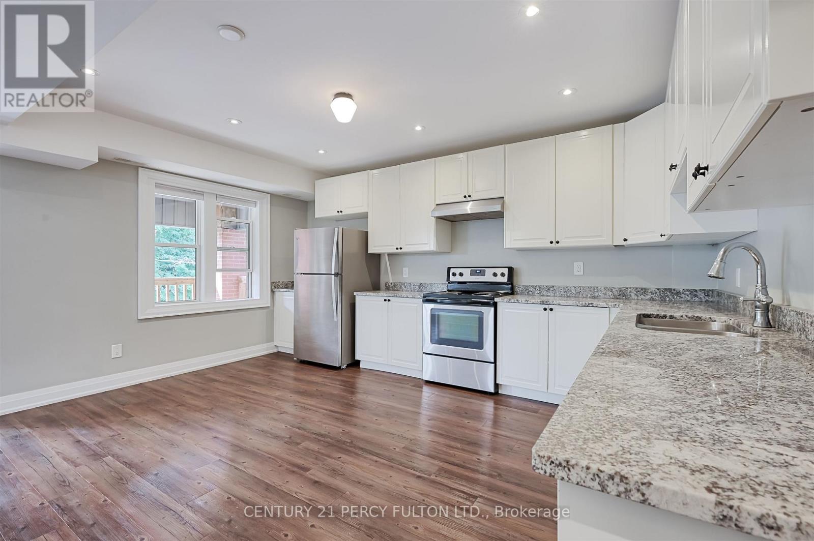 Upper - 4 Westholme Avenue, Toronto, Ontario  M6P 3B8 - Photo 5 - W12529392