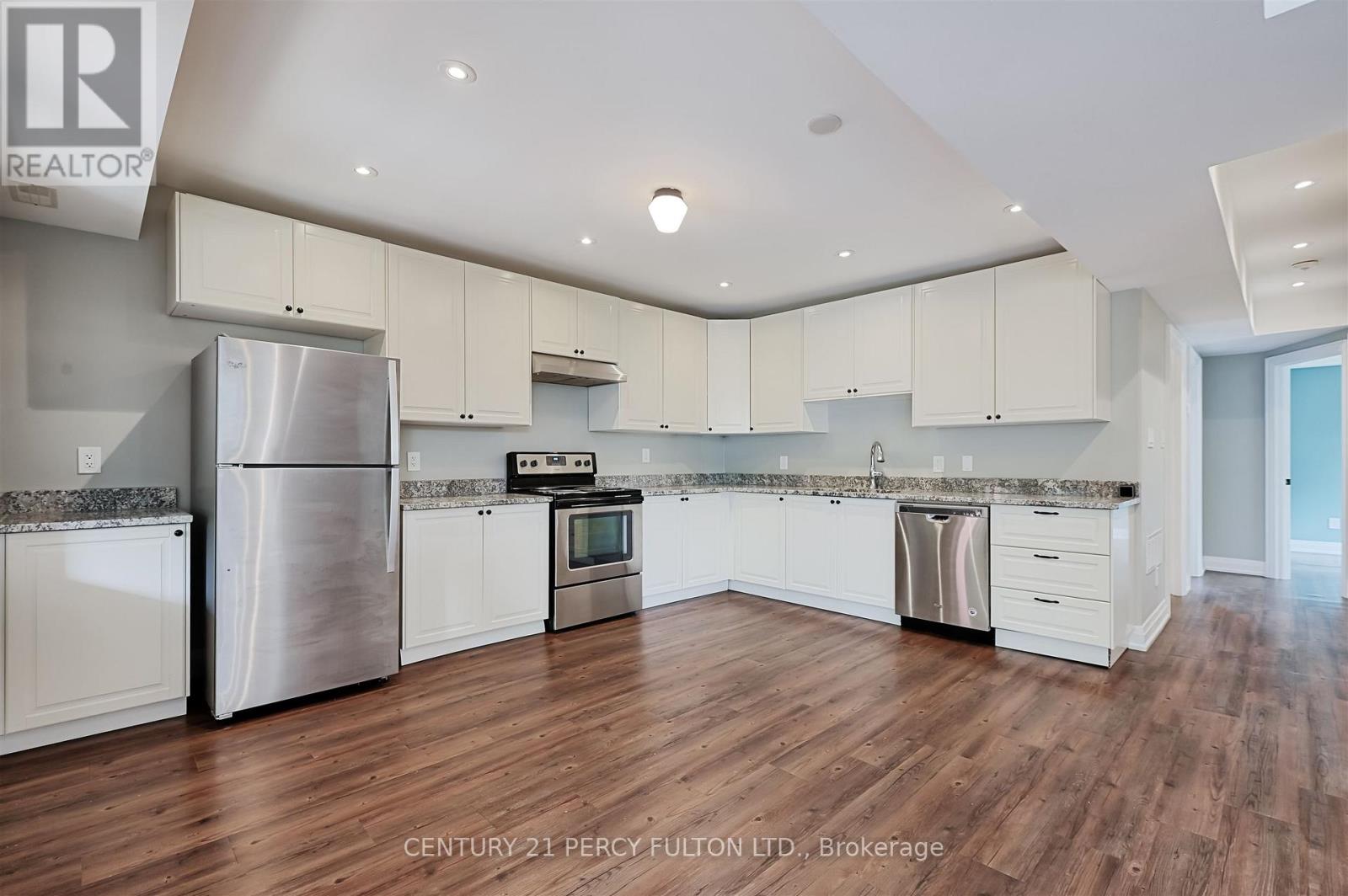 Upper - 4 Westholme Avenue, Toronto, Ontario  M6P 3B8 - Photo 7 - W12529392