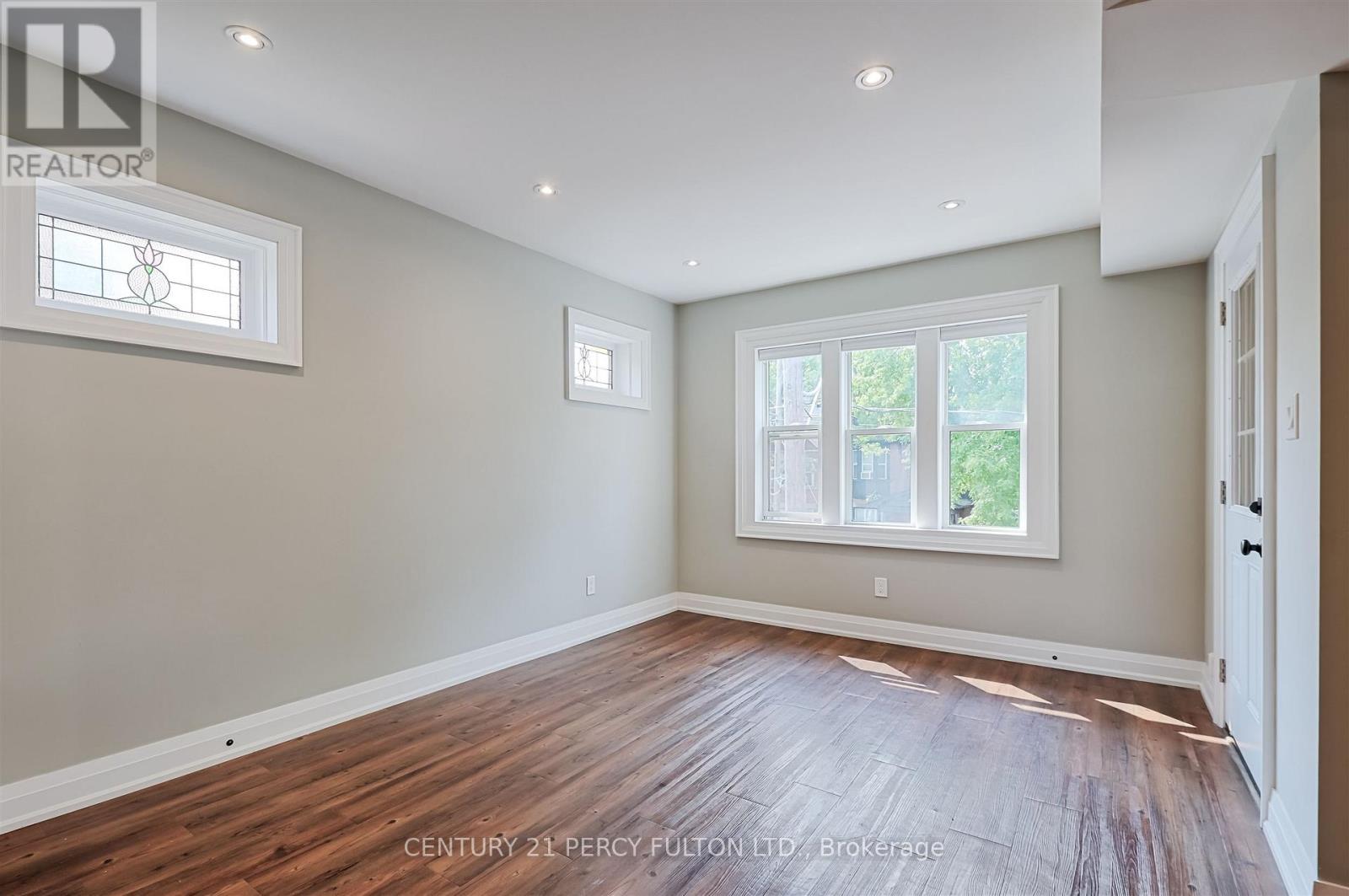 Upper - 4 Westholme Avenue, Toronto, Ontario  M6P 3B8 - Photo 8 - W12529392