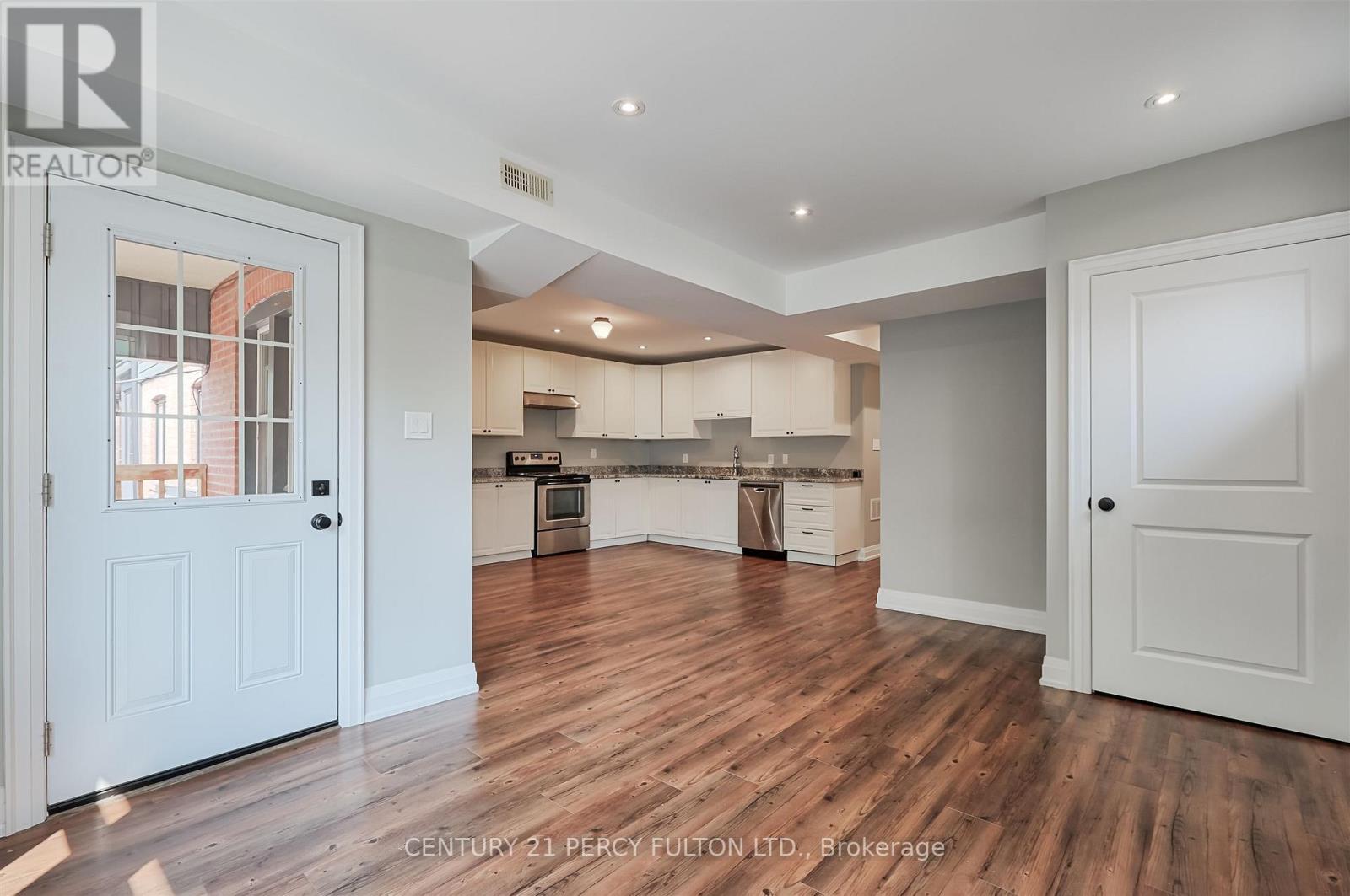 Upper - 4 Westholme Avenue, Toronto, Ontario  M6P 3B8 - Photo 9 - W12529392