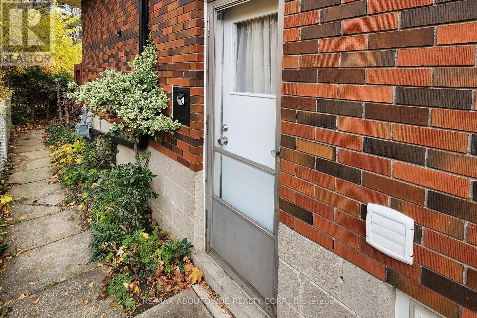 12 Ramsey Crescent, Hamilton, Ontario  L8S 2N2 - Photo 2 - X12529428