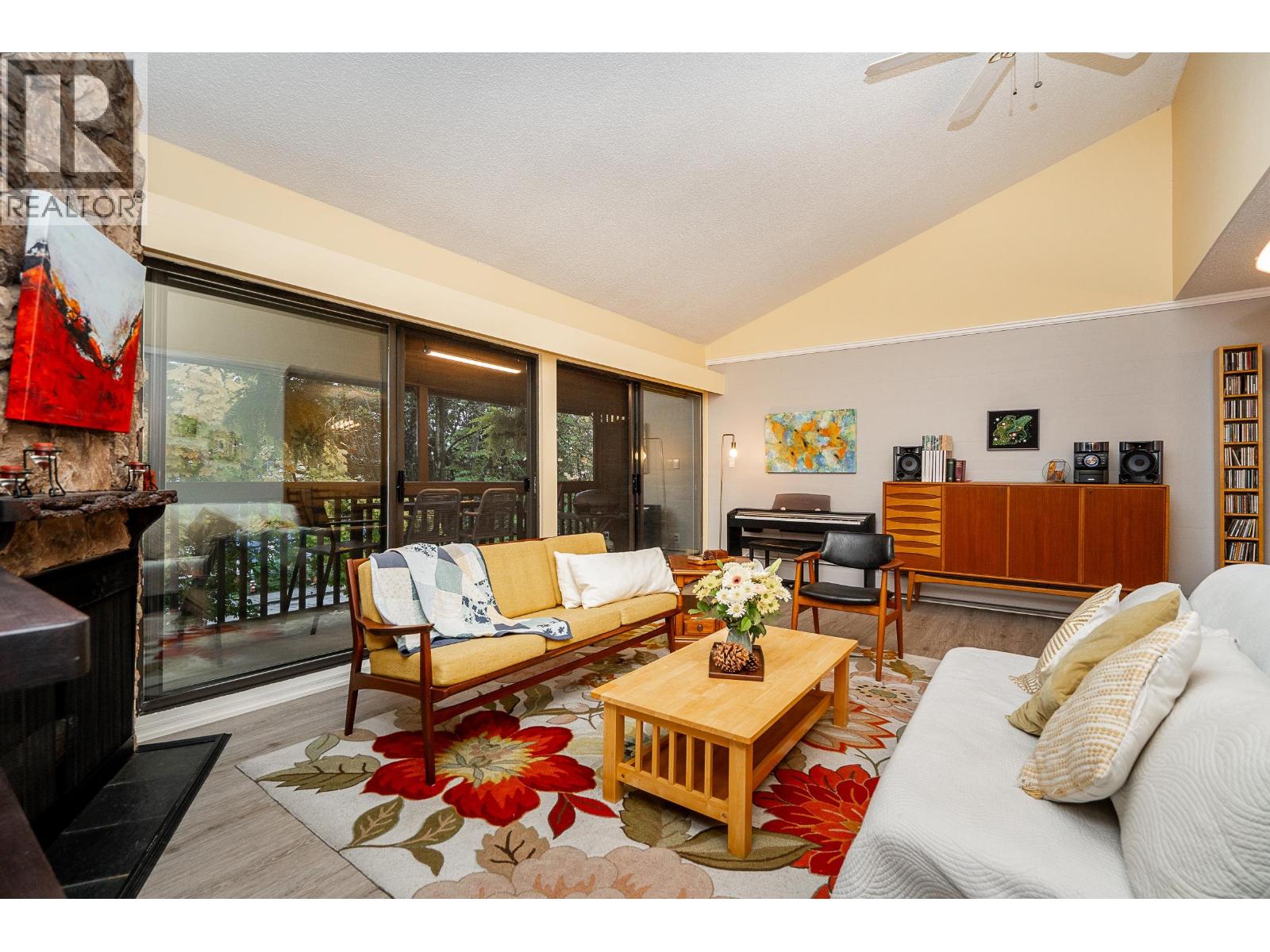 305 720 Eighth Avenue, New Westminster, British Columbia  V3M 2R3 - Photo 1 - R3066105