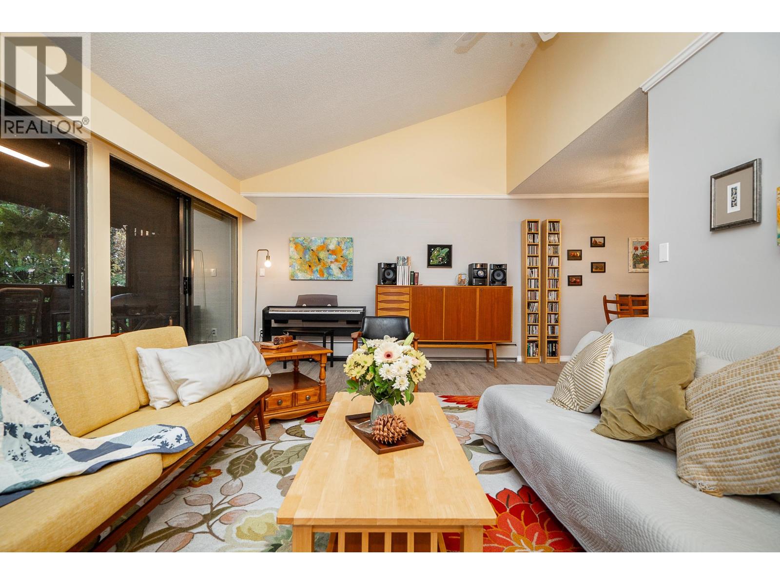 305 720 Eighth Avenue, New Westminster, British Columbia  V3M 2R3 - Photo 2 - R3066105