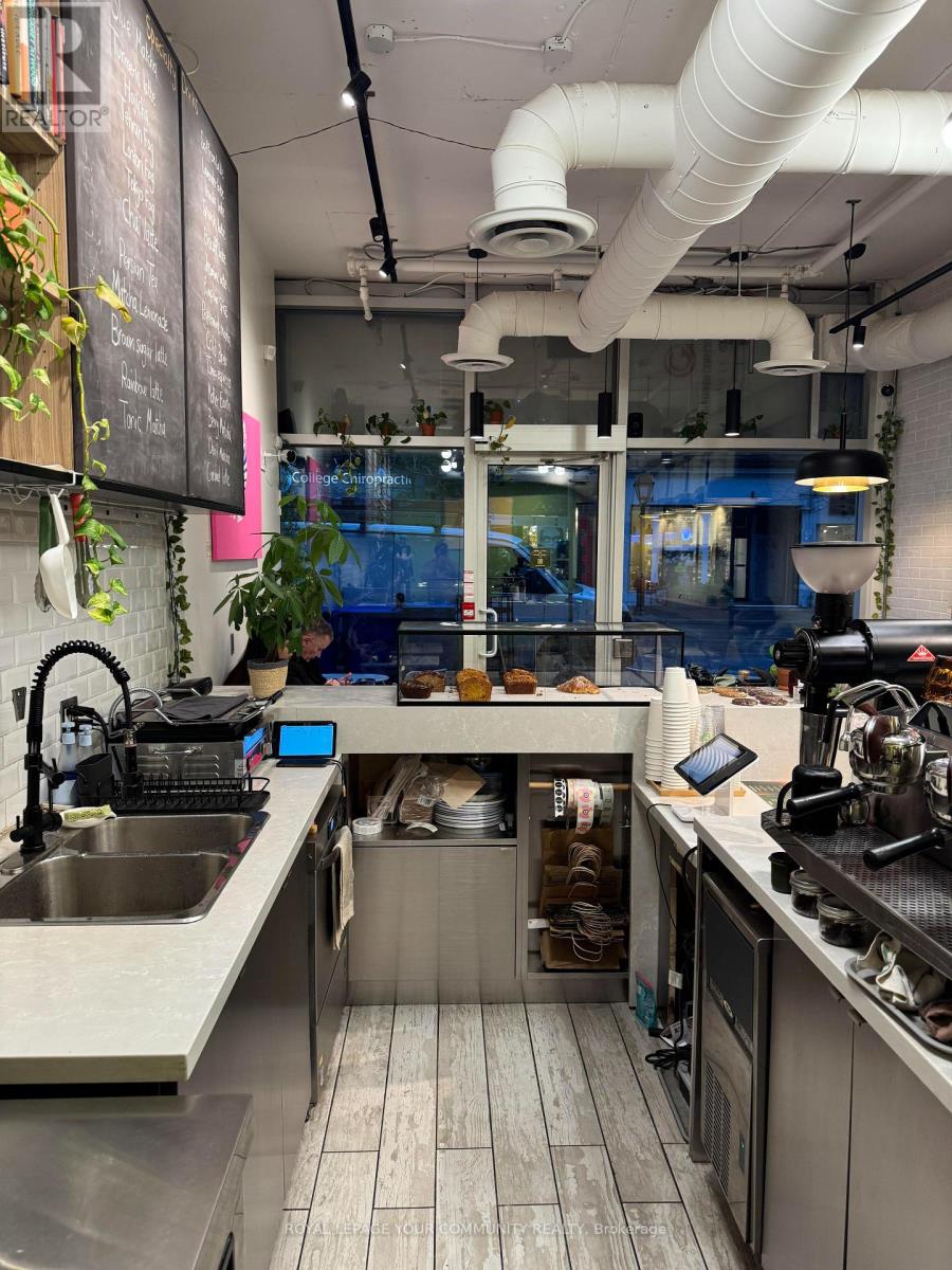 101 - 799 College Street, Toronto, Ontario  M6G 1C7 - Photo 3 - C12529490