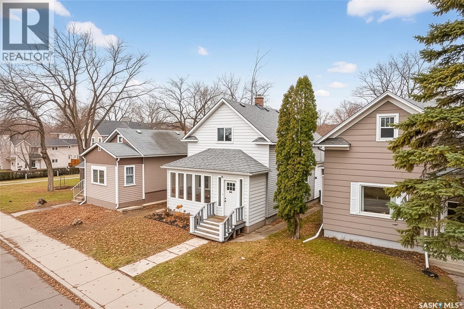 878 4th Avenue Ne, Moose Jaw, Saskatchewan  S6H 1H7 - Photo 2 - SK023735