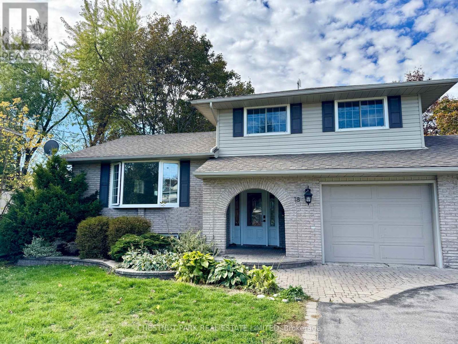 18 Hope Crescent, Belleville, Ontario K8P 4S2 - Photo 3 - X12529796