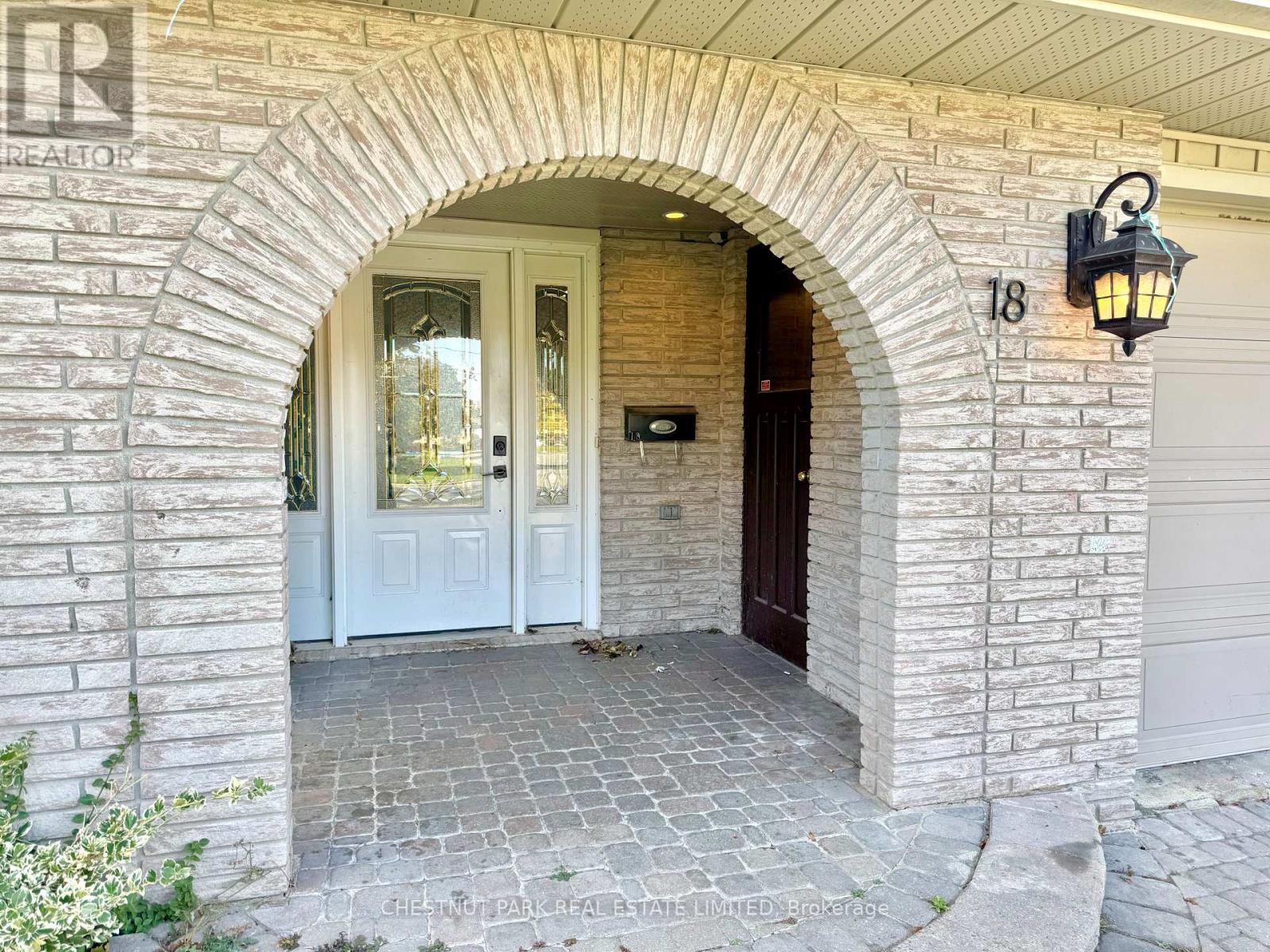 18 Hope Crescent, Belleville, Ontario K8P 4S2 - Photo 4 - X12529796