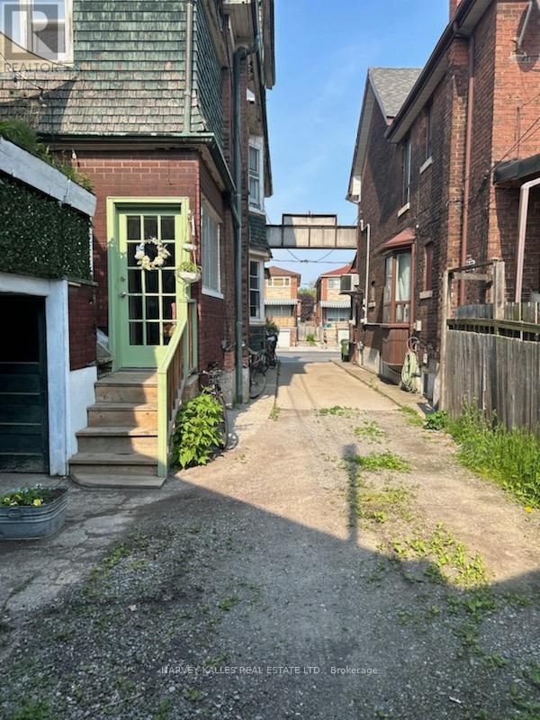 Rear - 792 Ossington Avenue, Toronto, Ontario  M6G 3V1 - Photo 8 - W12529488