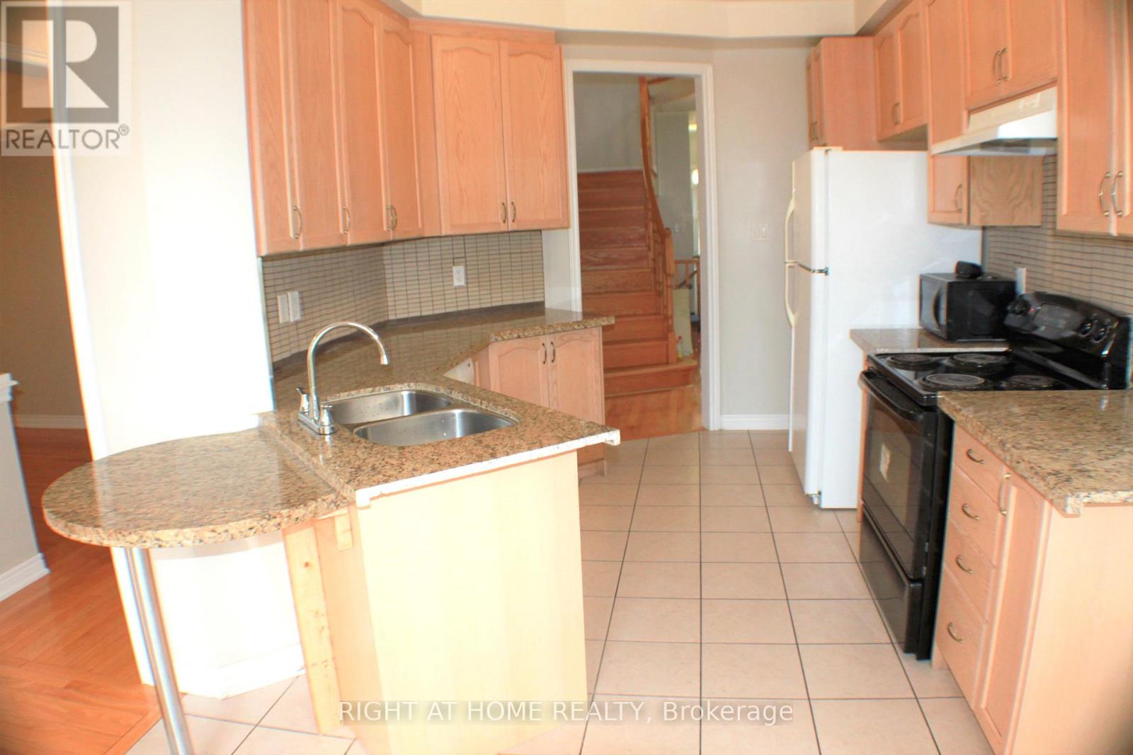 A - 10 Vanderbrink Drive, Brampton, Ontario  L6R 0E5 - Photo 5 - W12529558