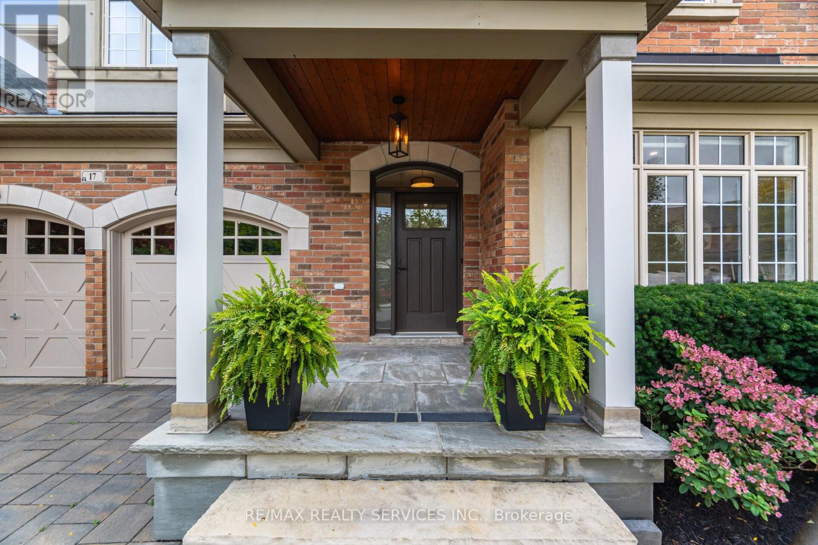 17 Edmonton Street, Brampton, Ontario  L6Y 5L2 - Photo 5 - W12529576