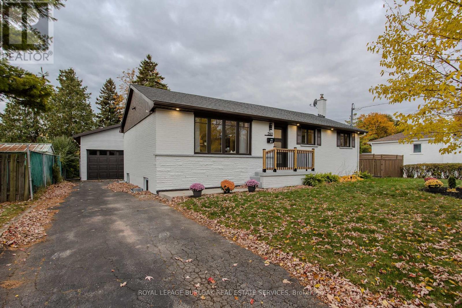 260 Foxbar Road, Burlington, Ontario  L7L 3A3 - Photo 2 - W12529668