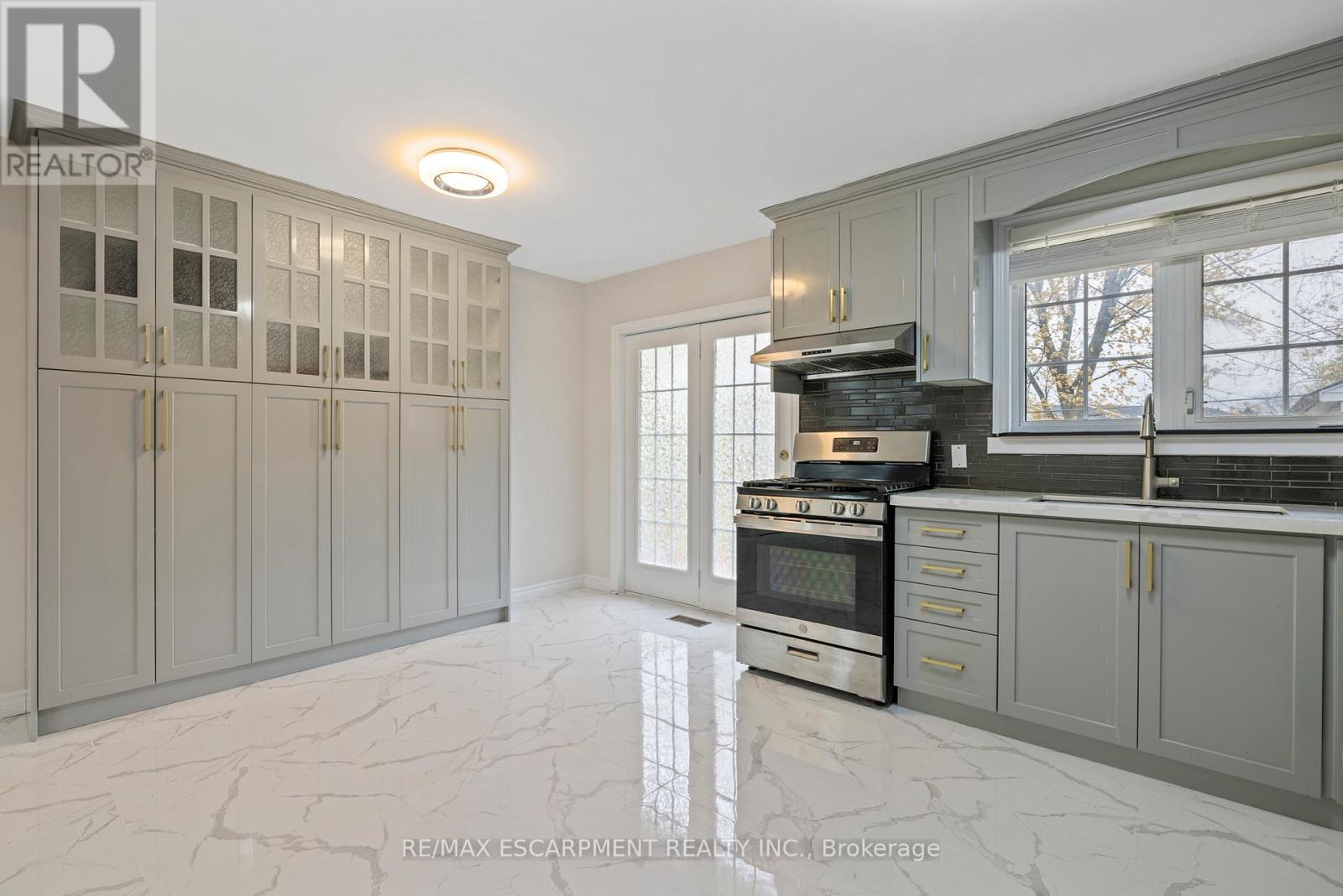 19 Winthrop Place, Hamilton, Ontario  L8G 3M3 - Photo 10 - X12529498