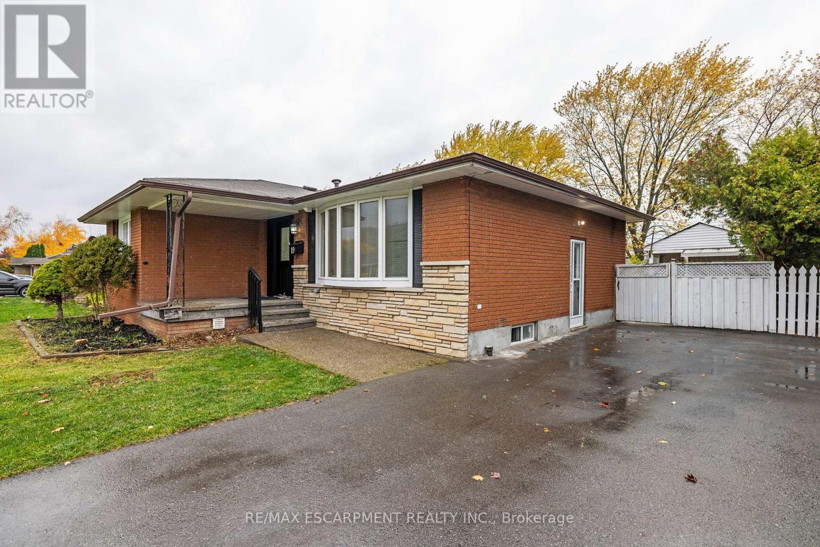 19 Winthrop Place, Hamilton, Ontario  L8G 3M3 - Photo 4 - X12529498