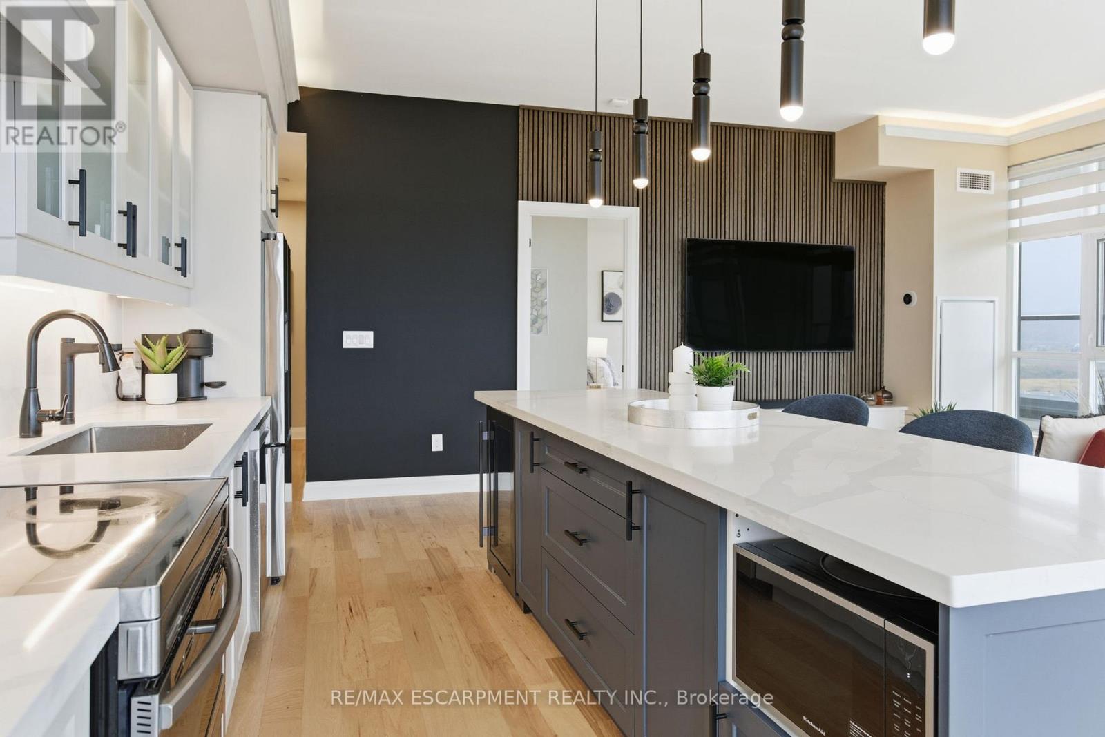 1404 - 550 North Service Road, Grimsby, Ontario  L3M 0H9 - Photo 11 - X12529616