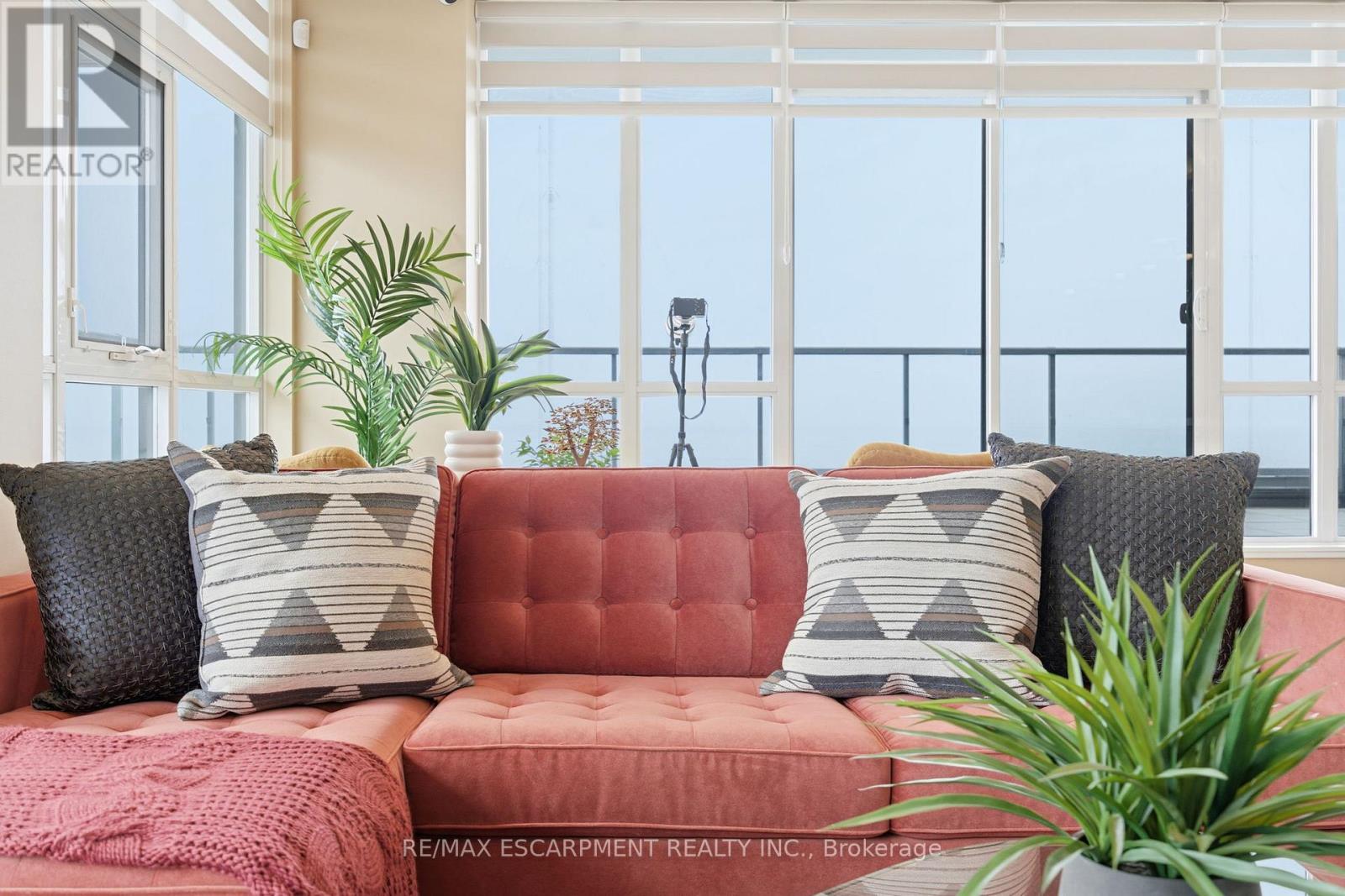 1404 - 550 North Service Road, Grimsby, Ontario  L3M 0H9 - Photo 15 - X12529616