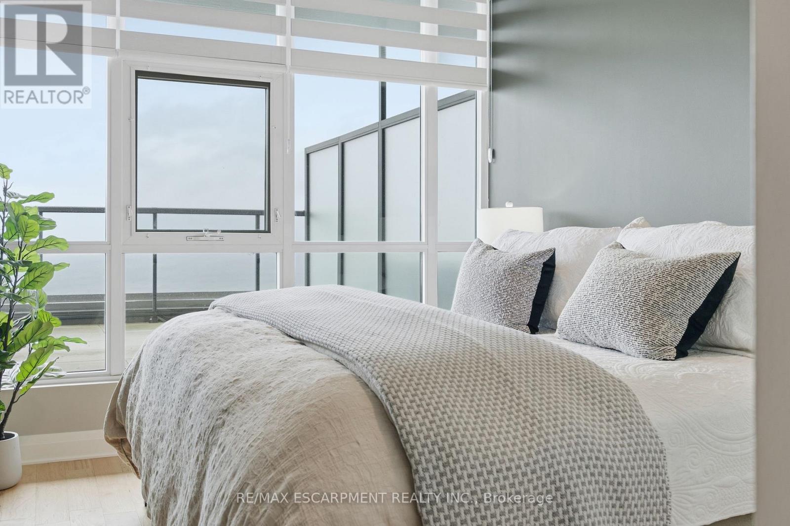 1404 - 550 North Service Road, Grimsby, Ontario  L3M 0H9 - Photo 21 - X12529616