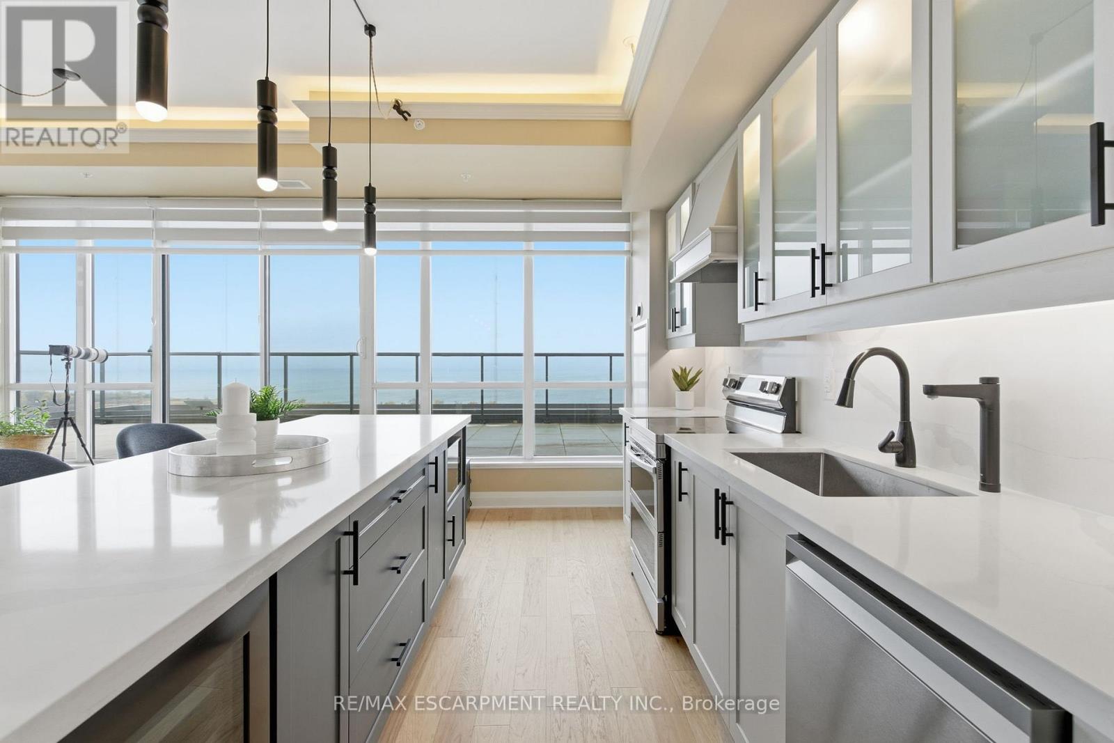 1404 - 550 North Service Road, Grimsby, Ontario  L3M 0H9 - Photo 9 - X12529616