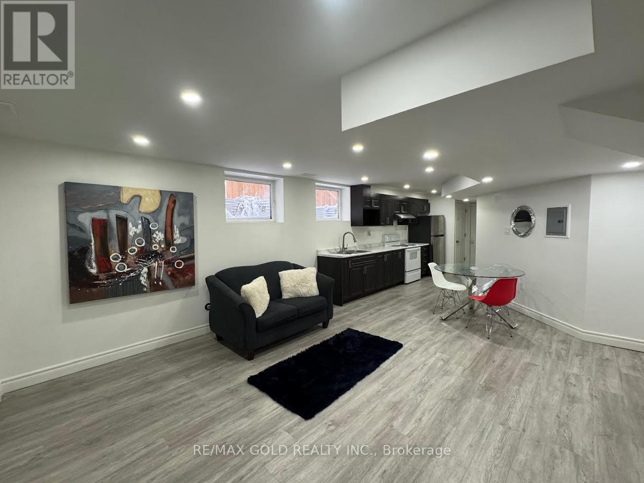 B - 916 Magdalena Court, Kitchener, Ontario  N2E 0B3 - Photo 7 - X12529662