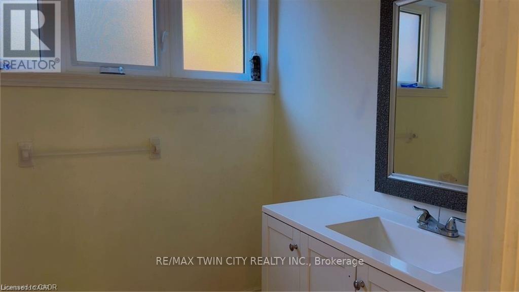 23 Westchester Drive, Kitchener, Ontario  N2B 3T1 - Photo 11 - X12529728