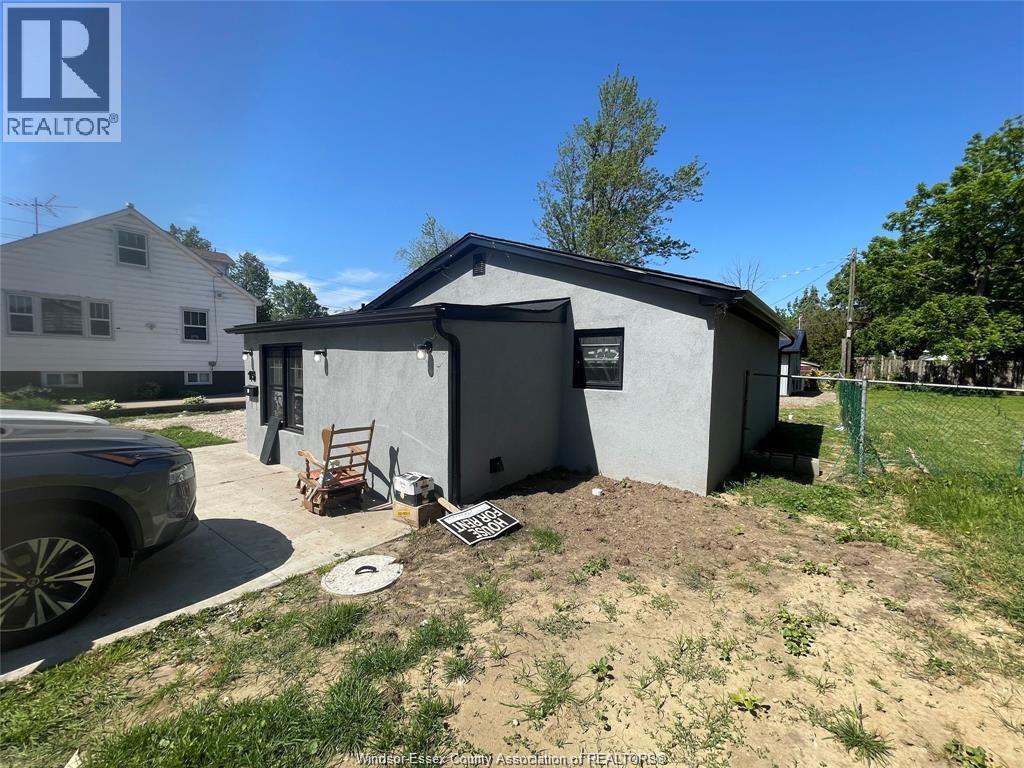 15 Jones, Leamington, Ontario  N8H 2R7 - Photo 3 - 25028488