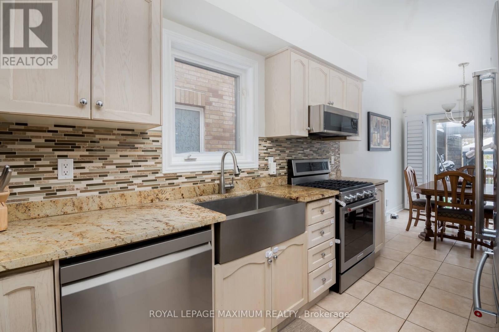 179 Warwick Crescent, Newmarket, Ontario  L3X 2S3 - Photo 9 - N12518476