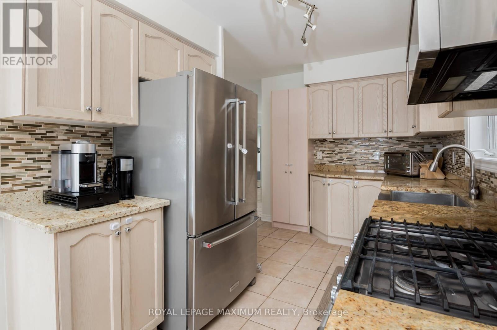 179 Warwick Crescent, Newmarket, Ontario  L3X 2S3 - Photo 12 - N12518476