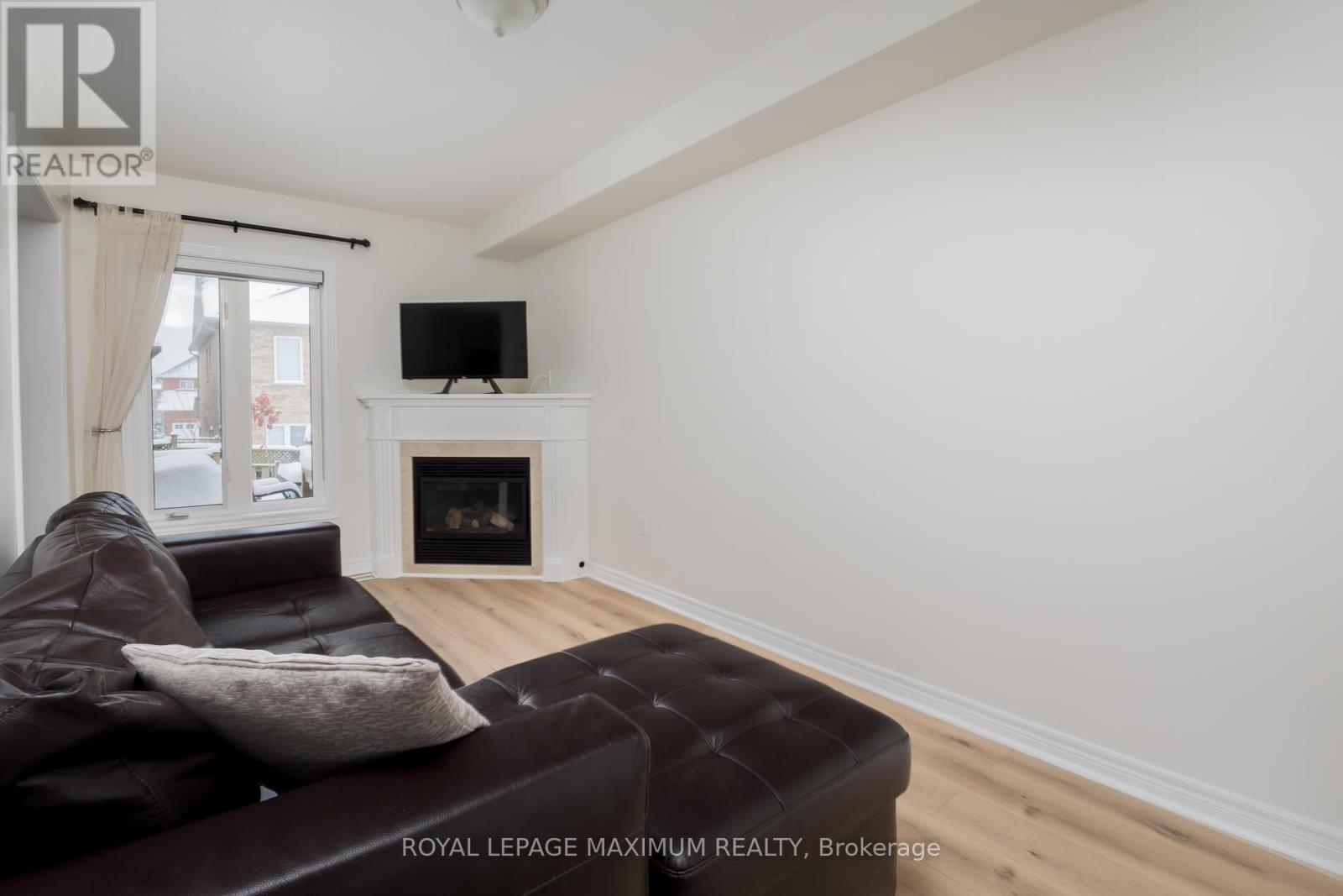 179 Warwick Crescent, Newmarket, Ontario  L3X 2S3 - Photo 6 - N12518476