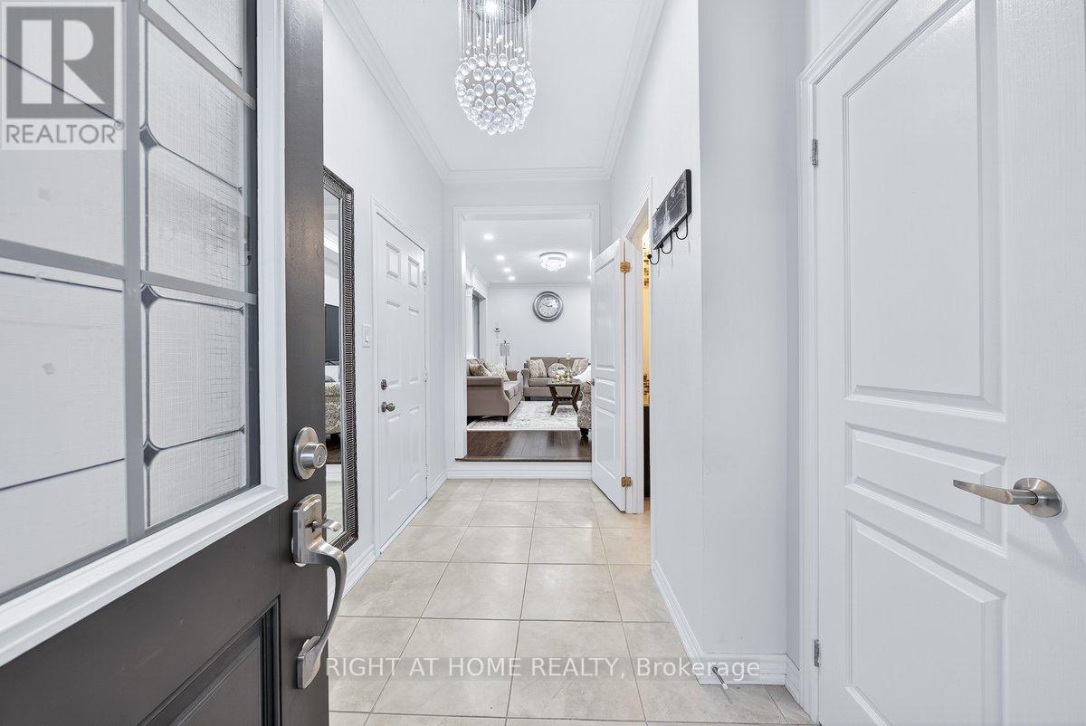 35 Hackett Street, East Gwillimbury, Ontario  L9N 0L6 - Photo 8 - N12529734