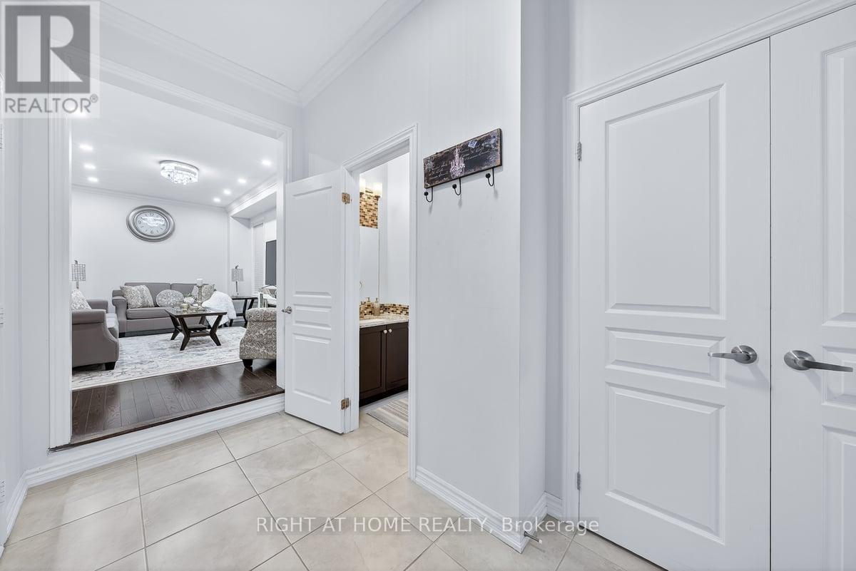 35 Hackett Street, East Gwillimbury, Ontario  L9N 0L6 - Photo 9 - N12529734