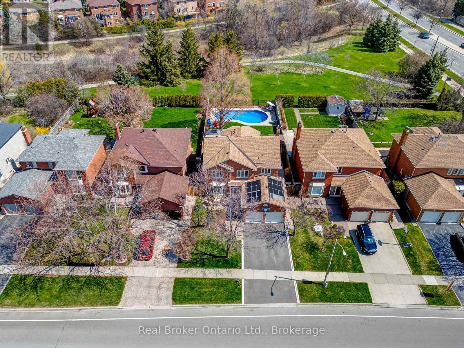 2015 Grosvenor Street, Oakville, Ontario  L6H 5A2 - Photo 3 - W12529928