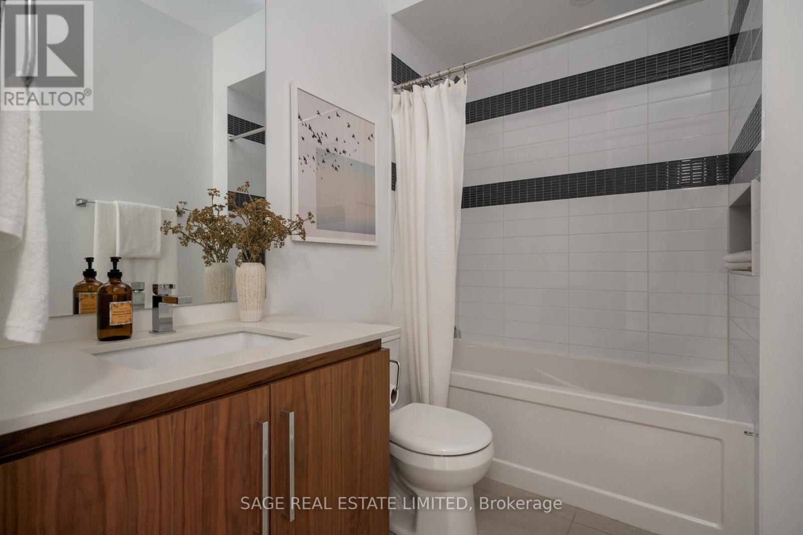 101 Beaver Avenue, Toronto, Ontario  M6H 2G3 - Photo 5 - W12529754