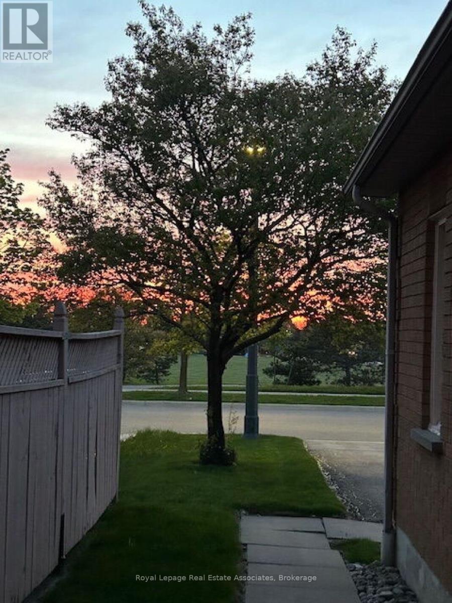 6033 Duford Drive, Mississauga, Ontario  L5V 1A8 - Photo 2 - W12529798