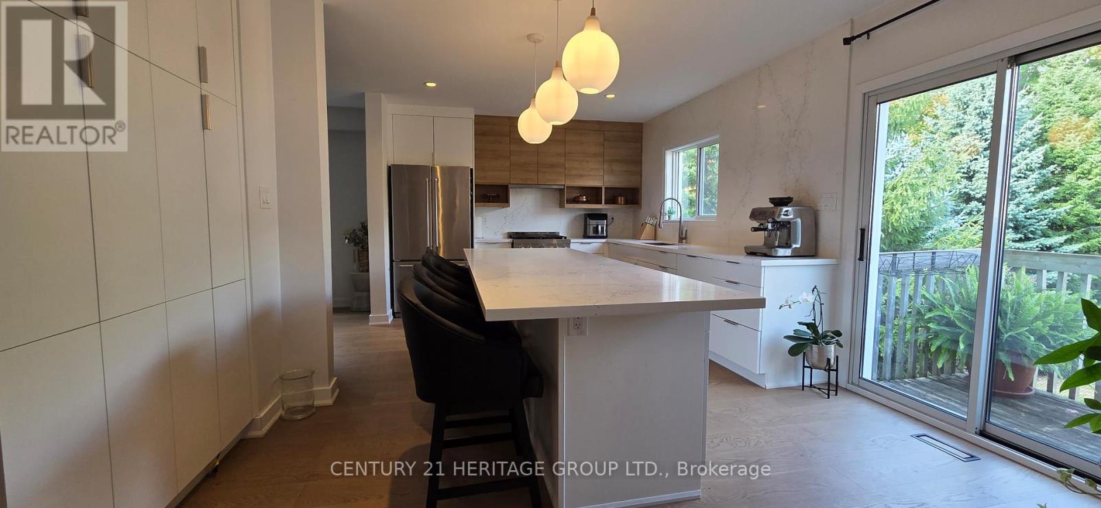 337 Carruthers Avenue, Newmarket, Ontario  L3X 2B7 - Photo 9 - N12529920