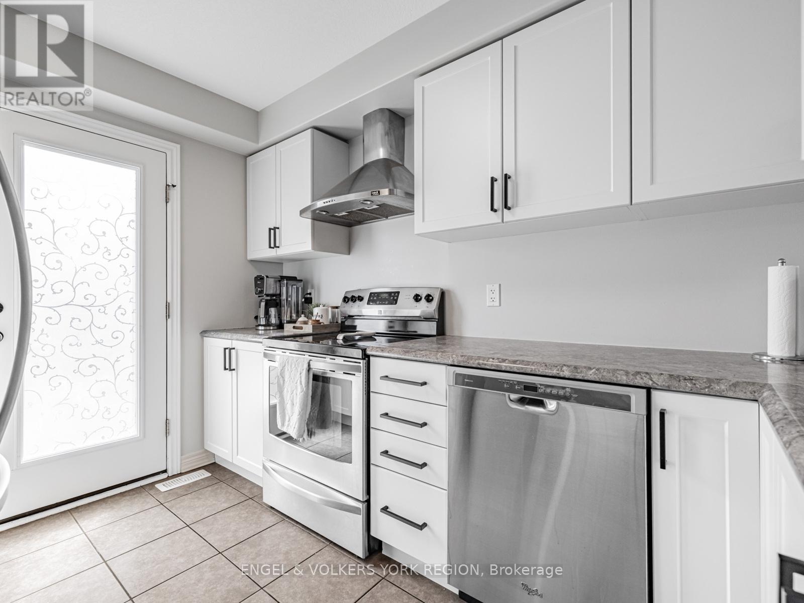 176 Banting Crescent, Essa, Ontario  L3W 0P3 - Photo 18 - N12529940