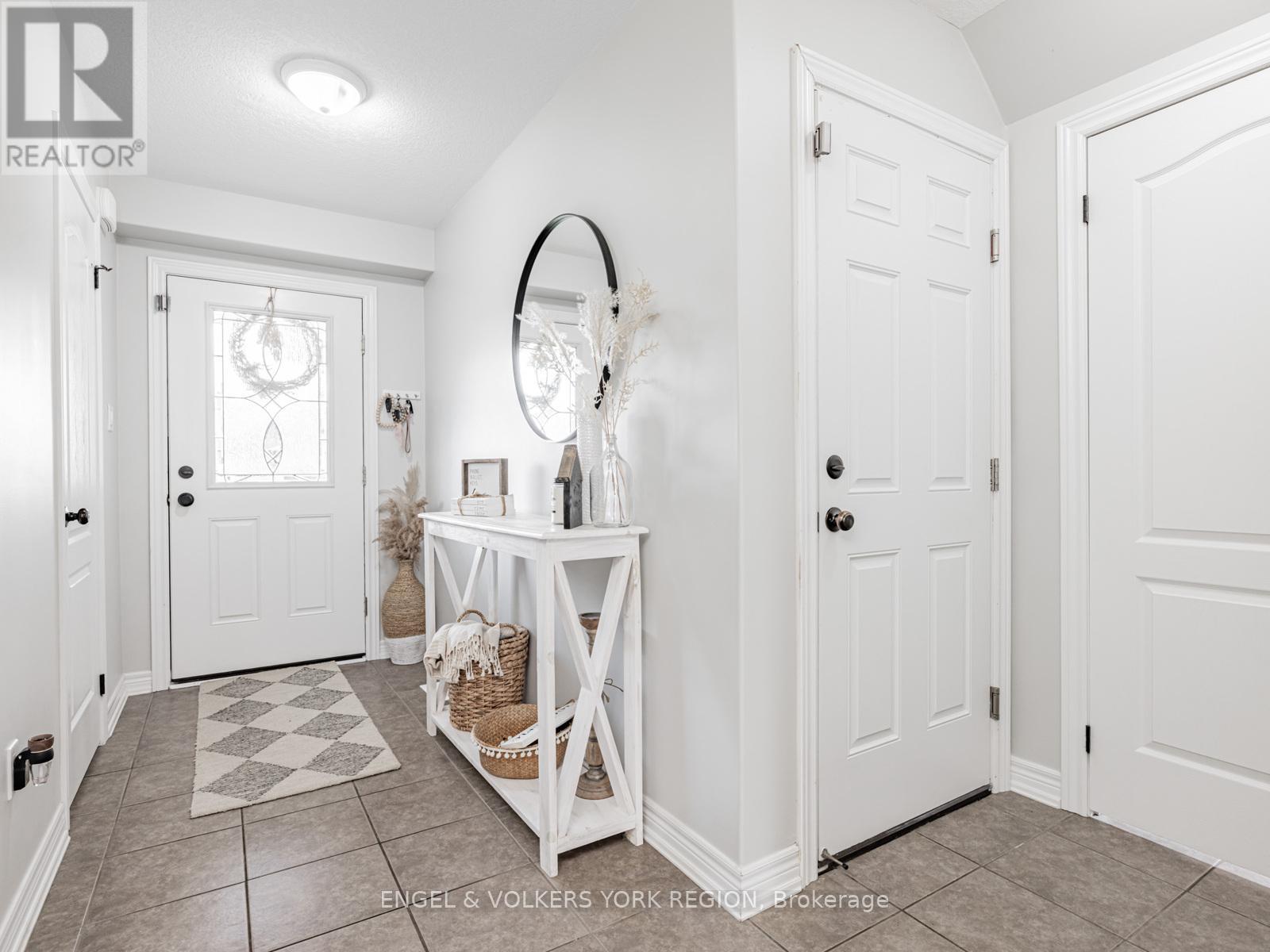 176 Banting Crescent, Essa, Ontario  L3W 0P3 - Photo 5 - N12529940